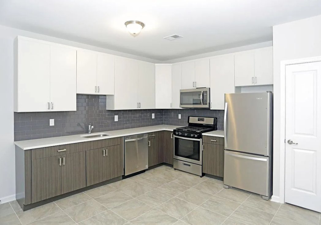 Elizabeth Apartment: 406 Westminster Ave