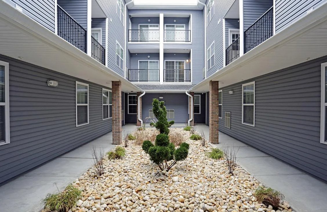 Elizabeth Apartment: 406 Westminster Ave