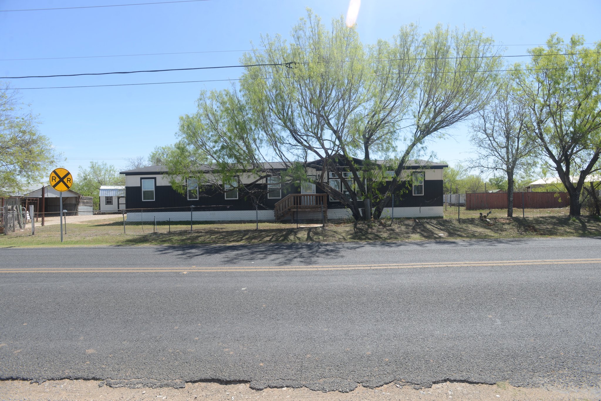 Lytle House: 13598 Old Frio City Rd