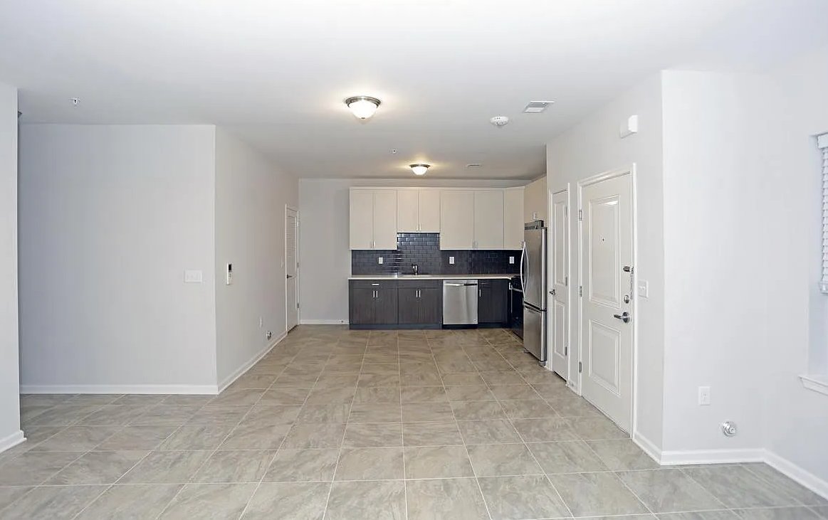 Elizabeth Apartment: 406 Westminster Ave