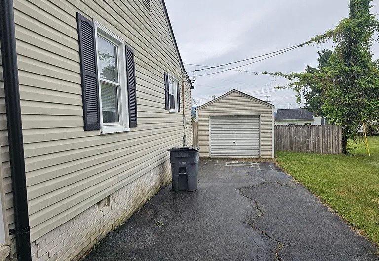 Kingsport House: 2382 Hiwassee Cir