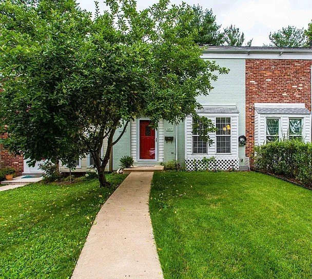 Leesburg Townhome: 327 Roanoke Drive SE