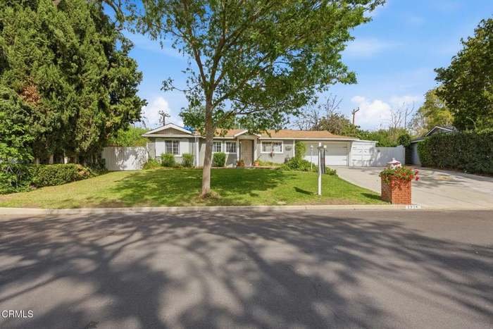 Thousand Oaks House: 727 Calle Pensamiento