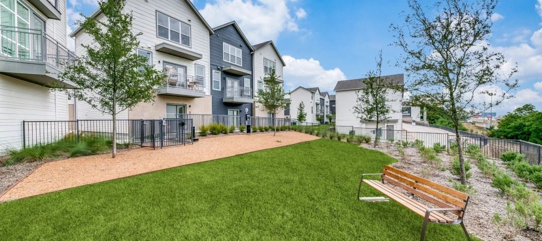 Dallas Townhome: 1000 Fort Worth Ave