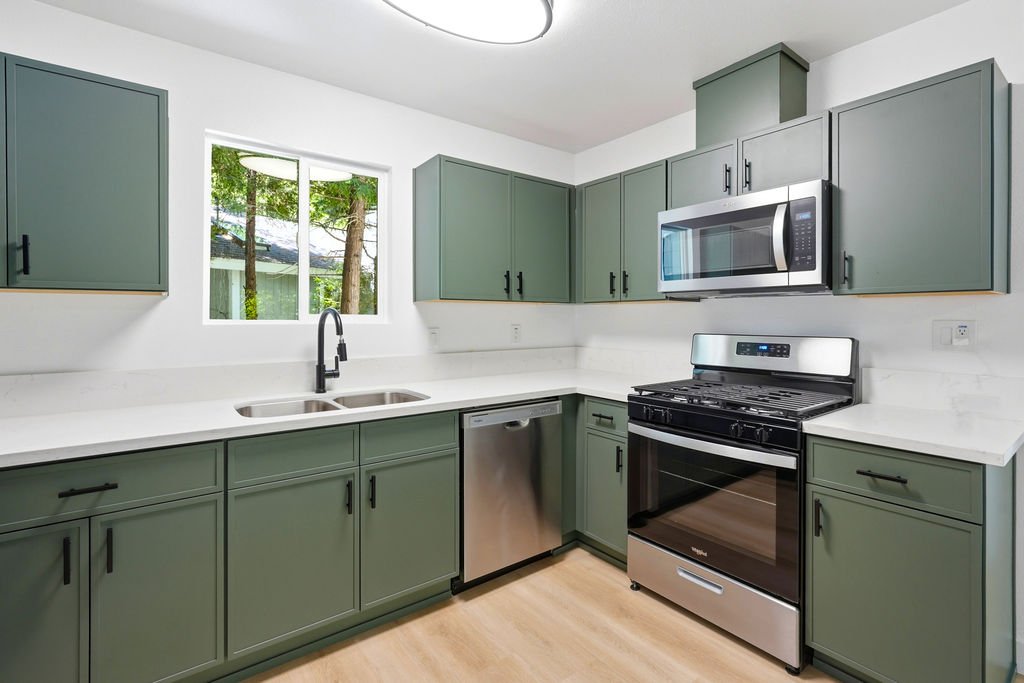 Crestline House: 23920 Scenic Dr