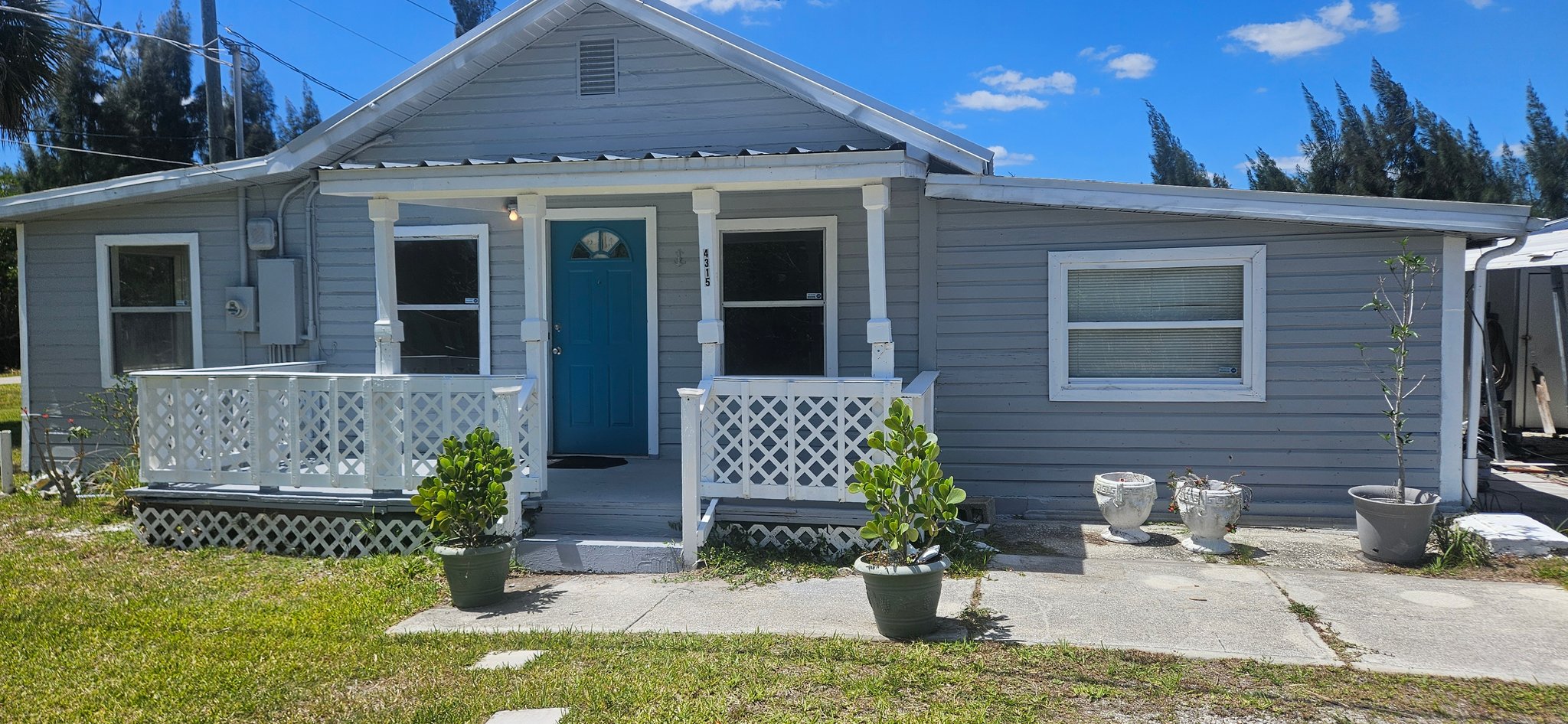 Port Charlotte House: 4315 Commercial Street