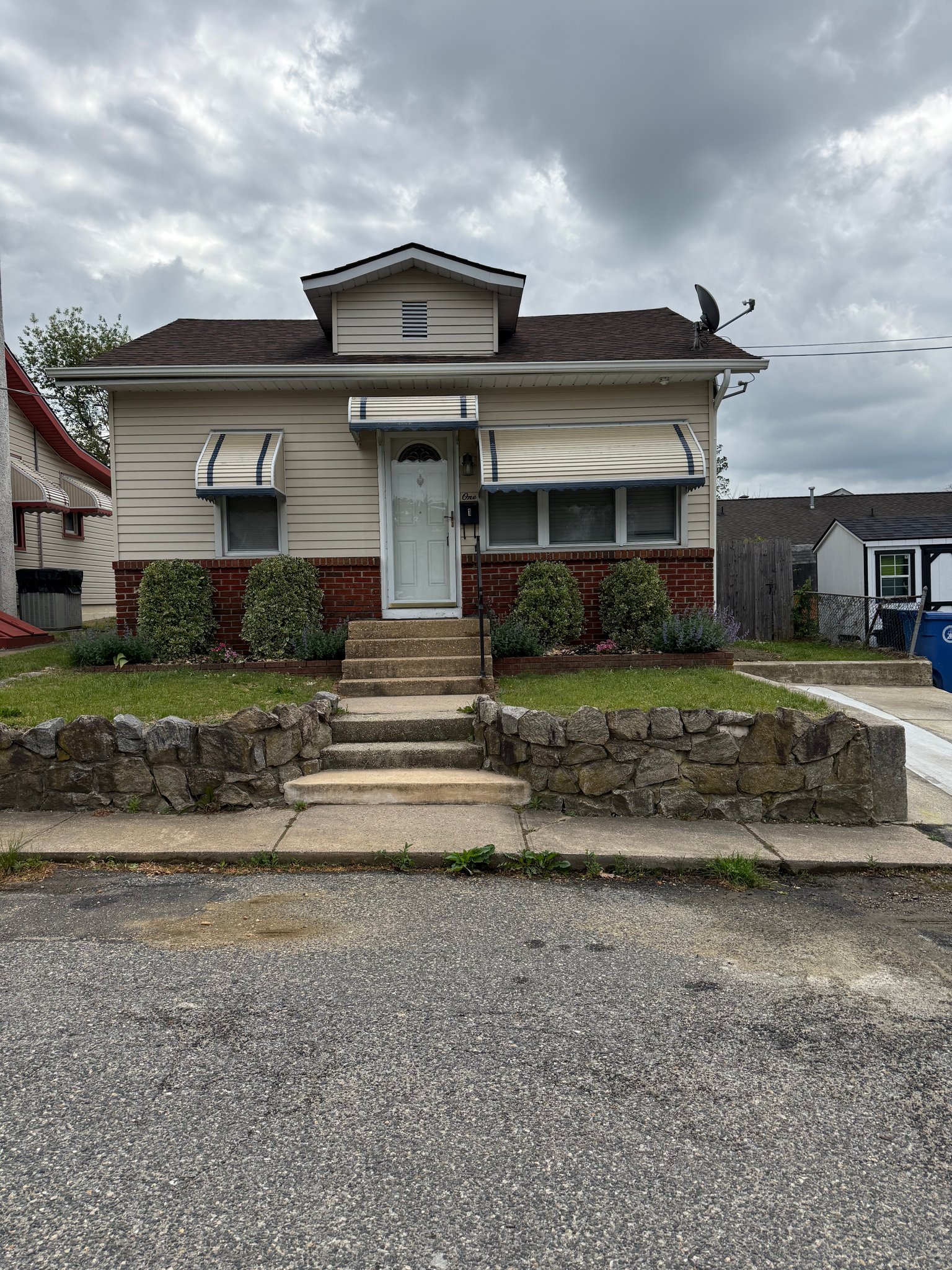 Mantua House: 1 Centre Ave