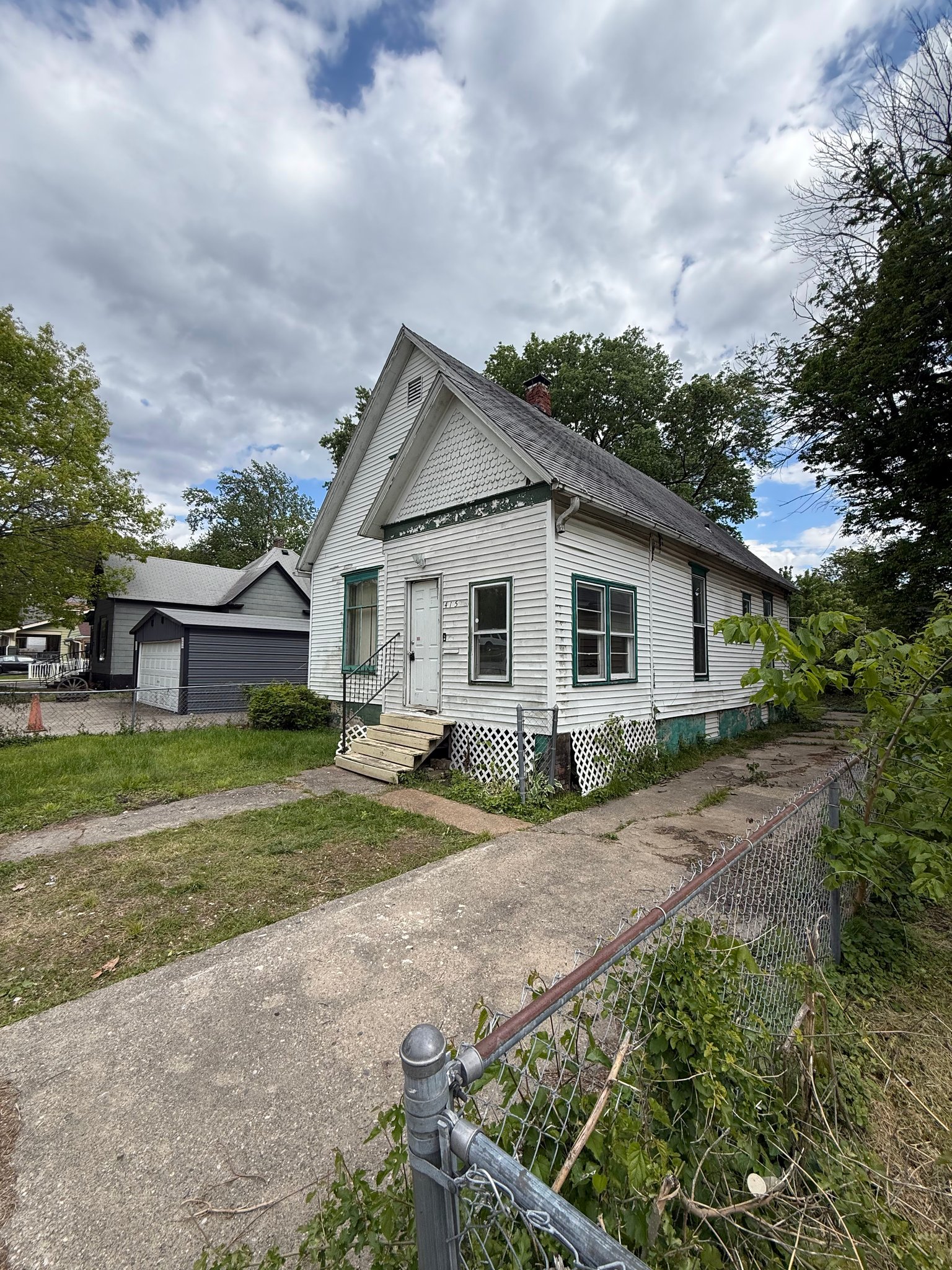Decatur House: 415 E Division St