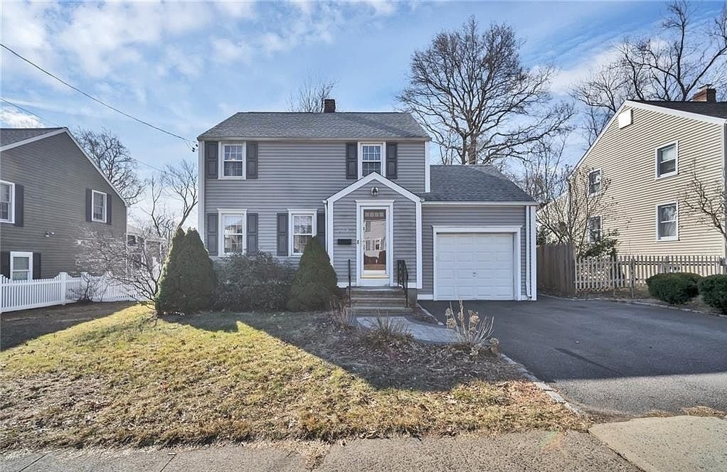 Stratford House: 319 Mount Pleasant Ave