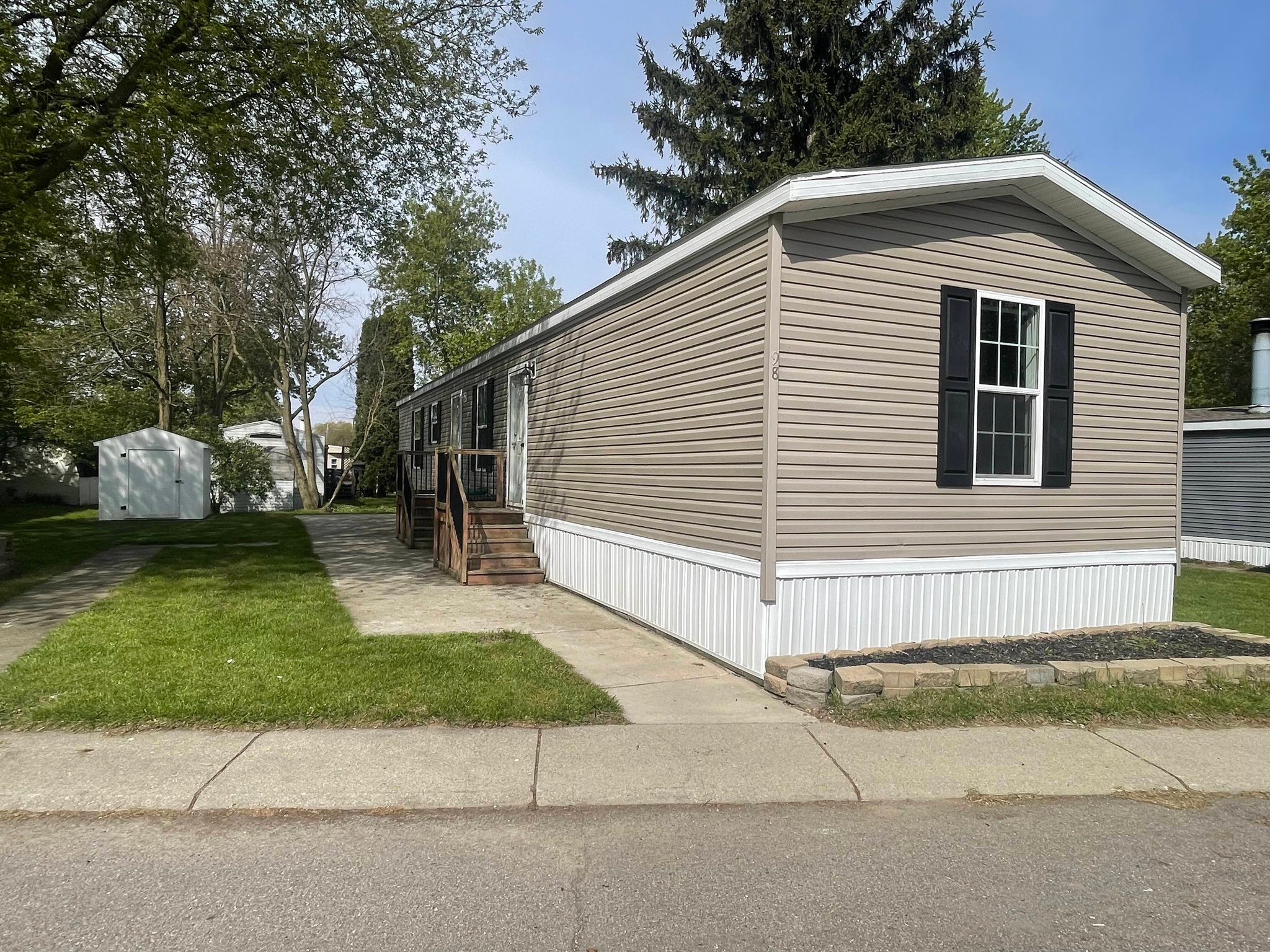 Oxford House: 98 East Manor