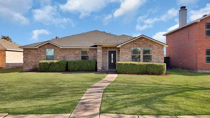 Lancaster House: 1120 Bumble Bee Dr