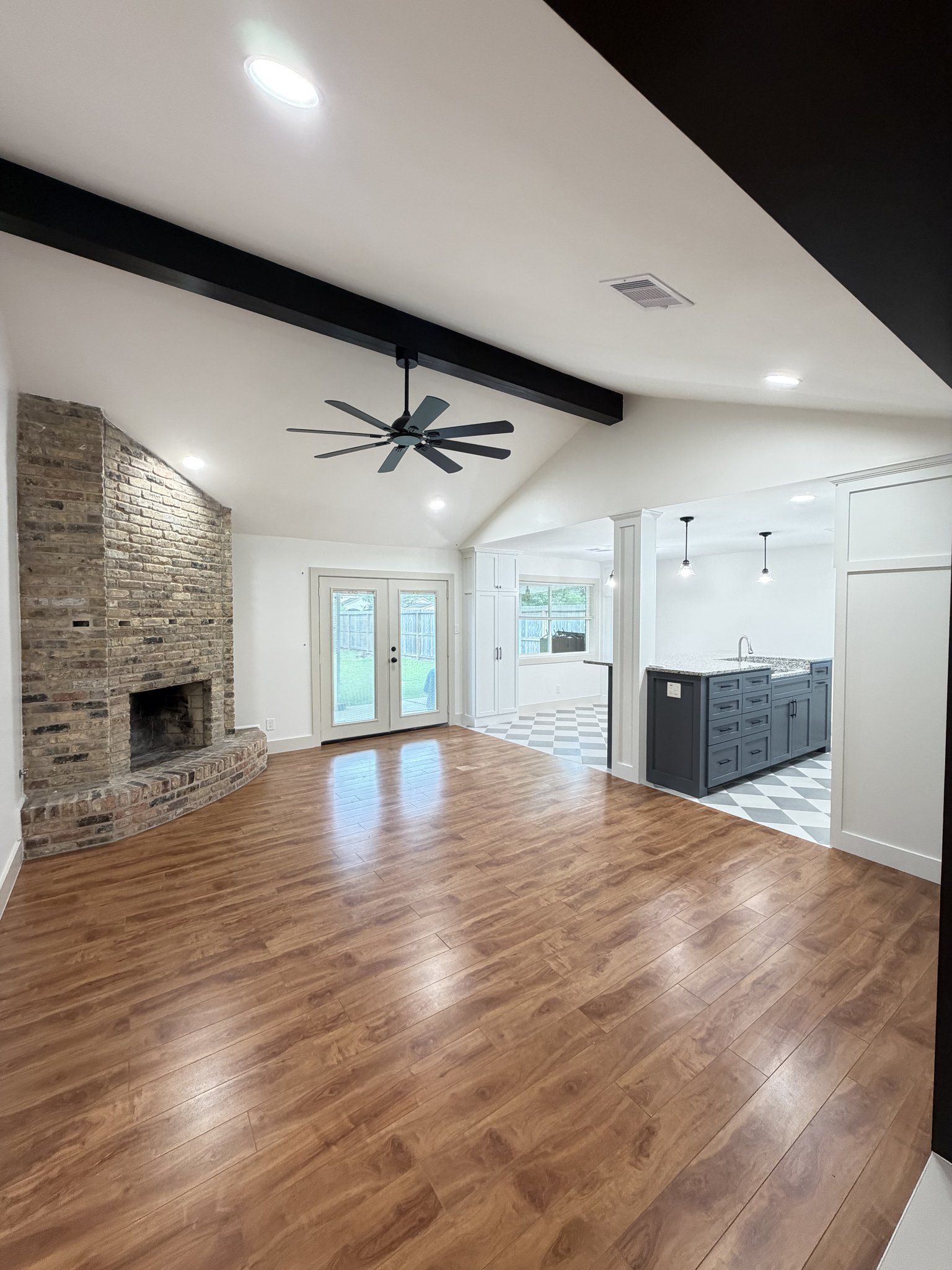 houston House: 7007 pine grove dr