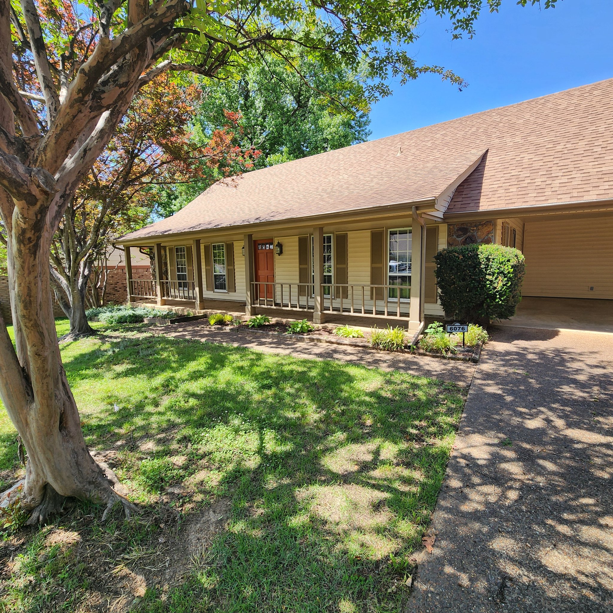 Bartlett House: 6076 N Shallowhill Dr