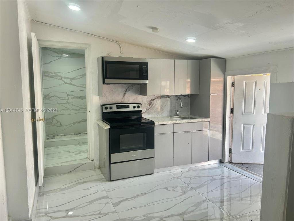 Hollywood Apartment: 6660 Johnson St