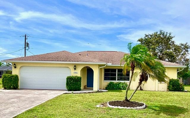 Englewood House: 1340 Forked Creek Dr