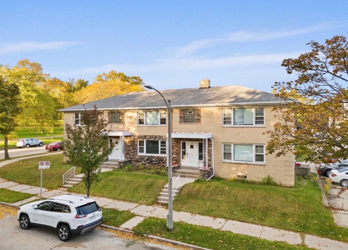 Milwaukee Apartment: 1154 E Singer Cir