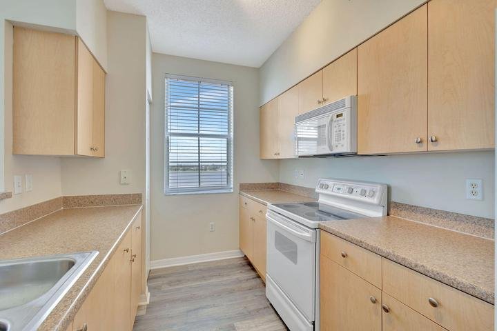West Palm Beach Condo: 616 Clearwater Park Road 1013