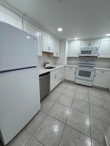 West Palm Beach Condo: 5200 N Flagler Drive 902