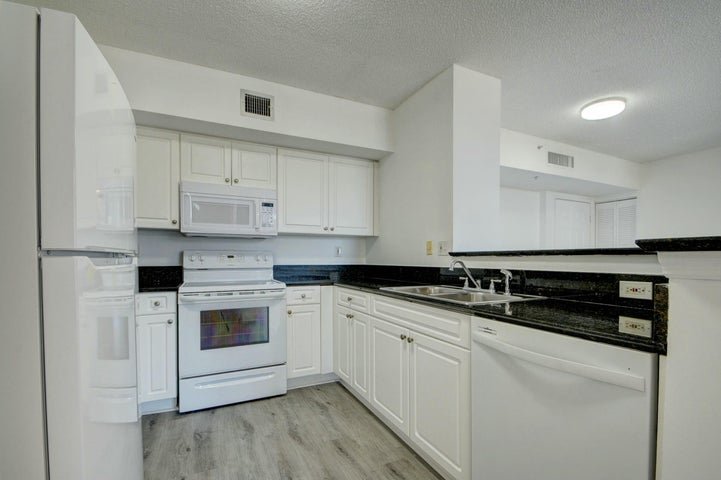 West Palm Beach Condo: 651 Okeechobee Boulevard 809