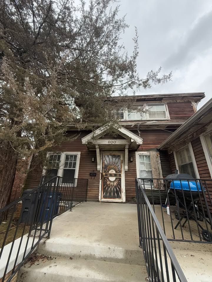 Flint House: 600 Welch Blvd