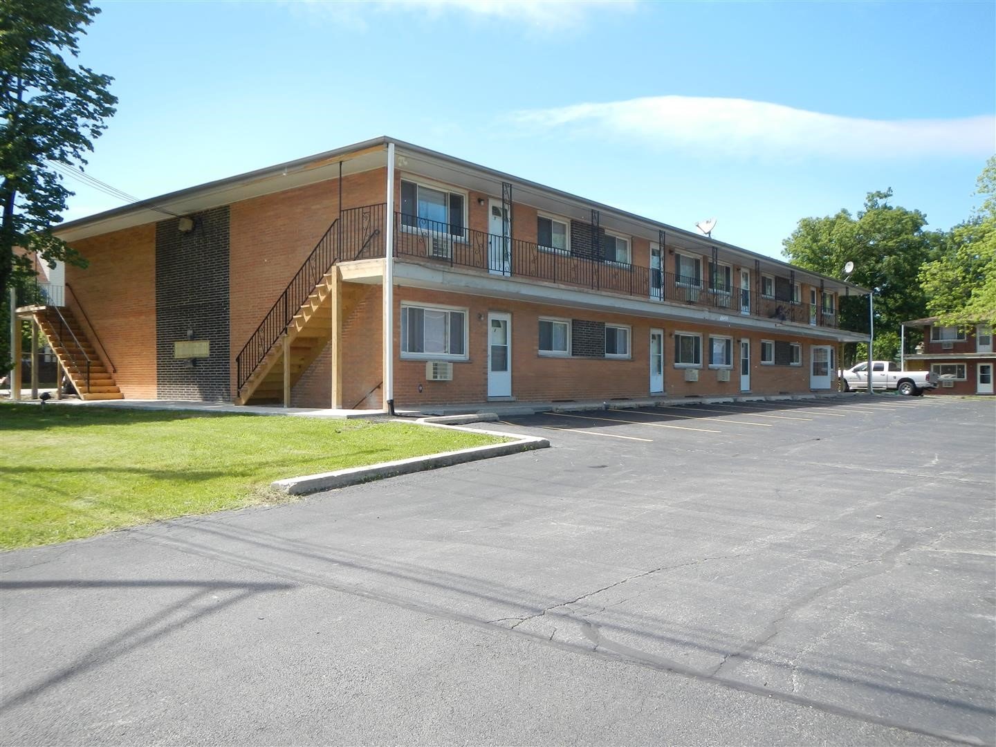 Hickory Hills Apartment: 8500 W 87th St