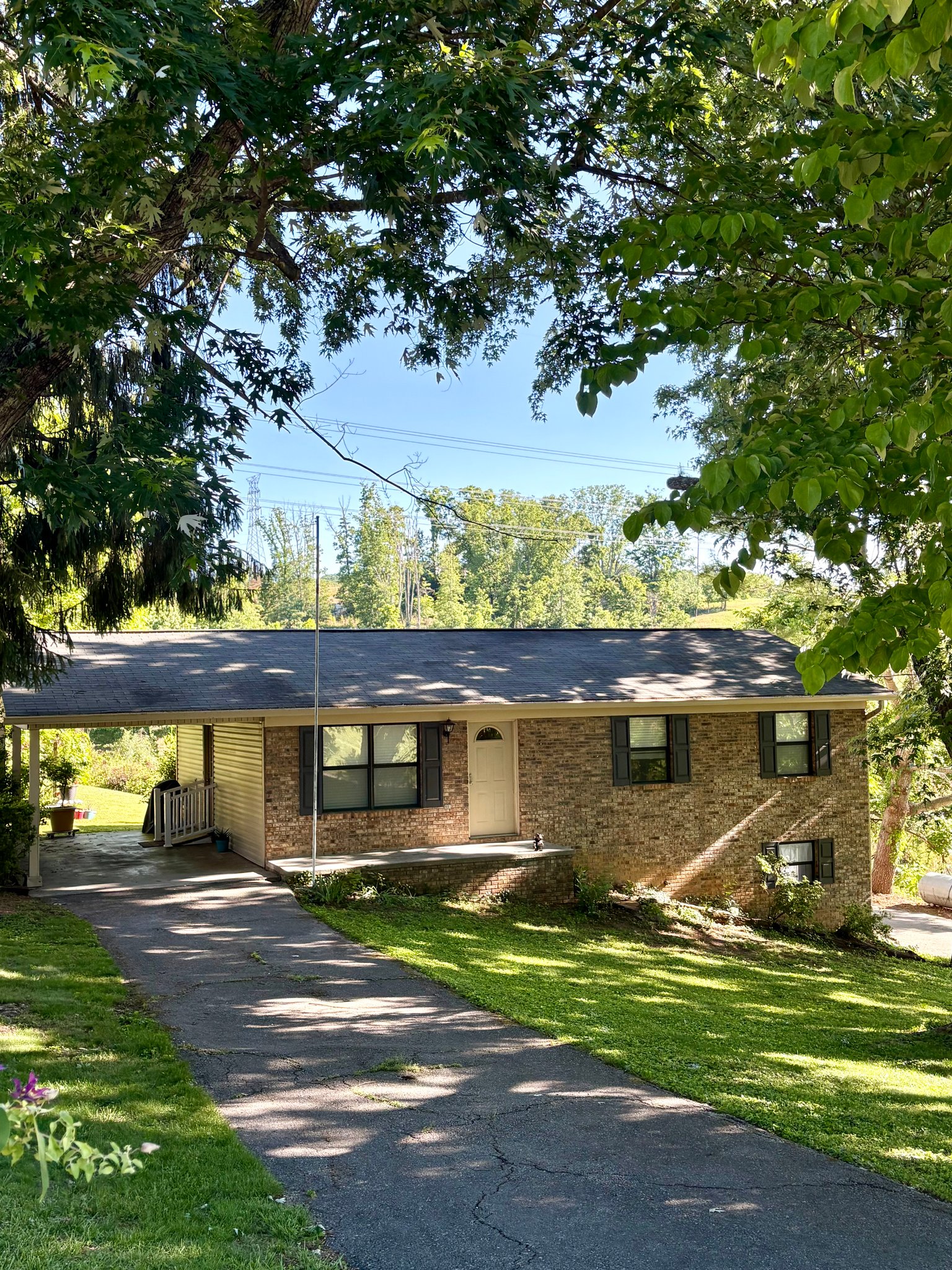 Bean Station House: 412 Meadowview Ln
