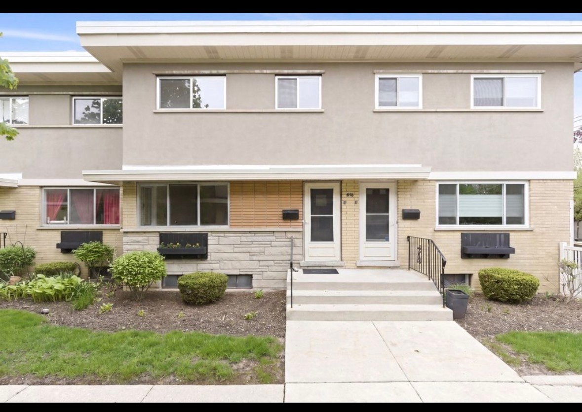 Libertyville Townhome: 614 S Milwaukee Ave