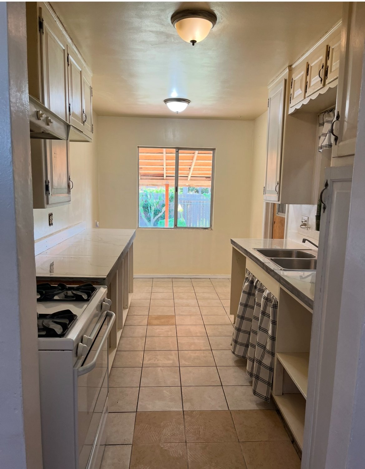 Escondido House: 909 Fern St