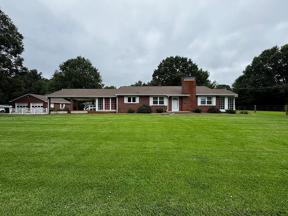 Tobaccoville House: 4011 Rolling Hill Dr