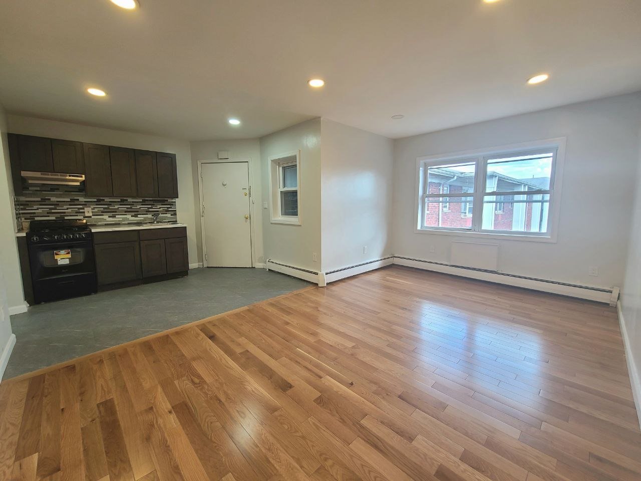Newark Apartment: 479 Roseville ave