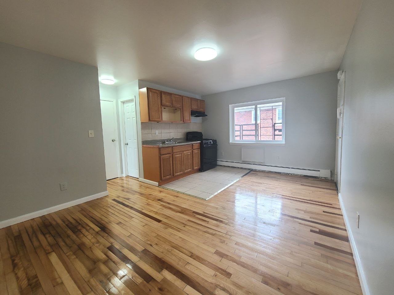 Newark Apartment: 479 Roseville ave