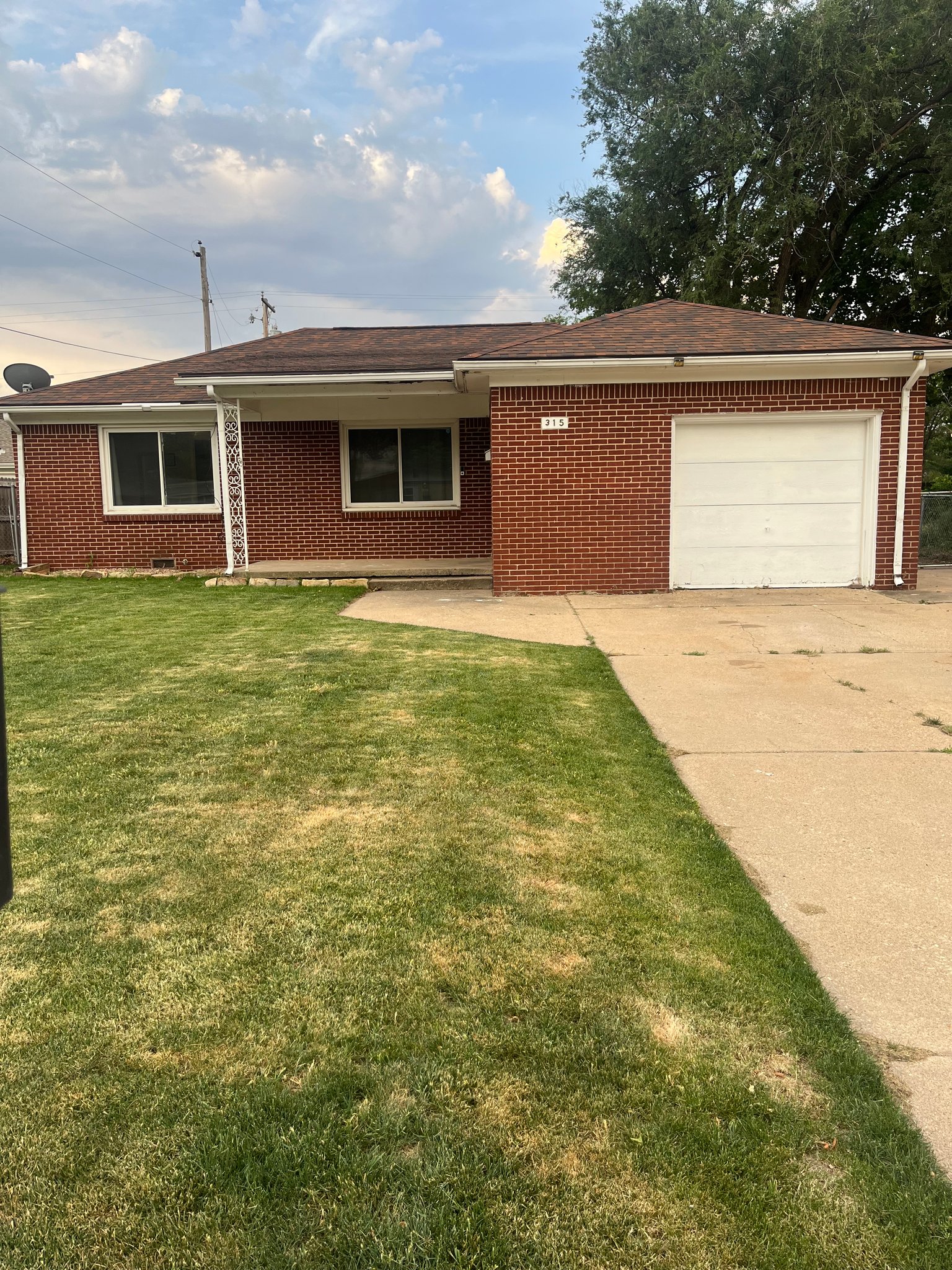 Haysville House: 315 Anita Dr