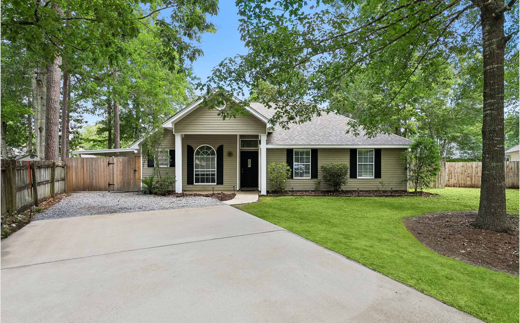 Mandeville House: 2342 Doe Ct