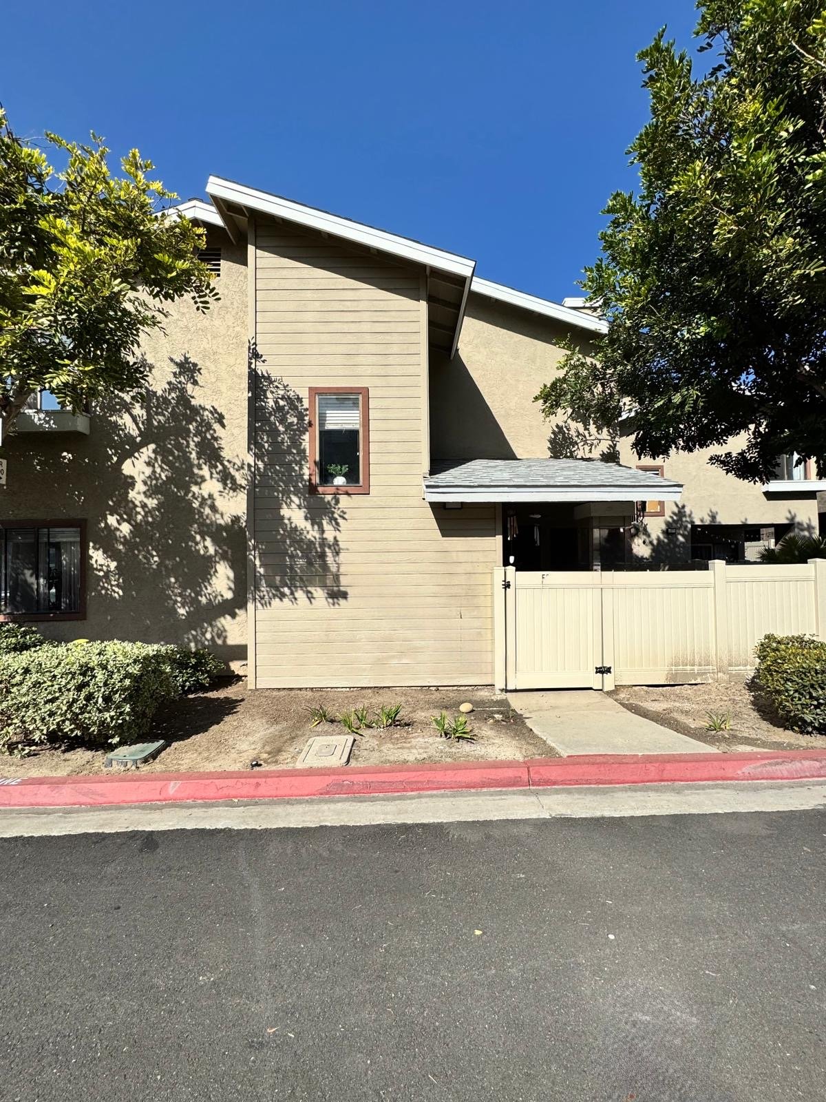 Chula Vista Townhome: 580 Portsmouth Dr