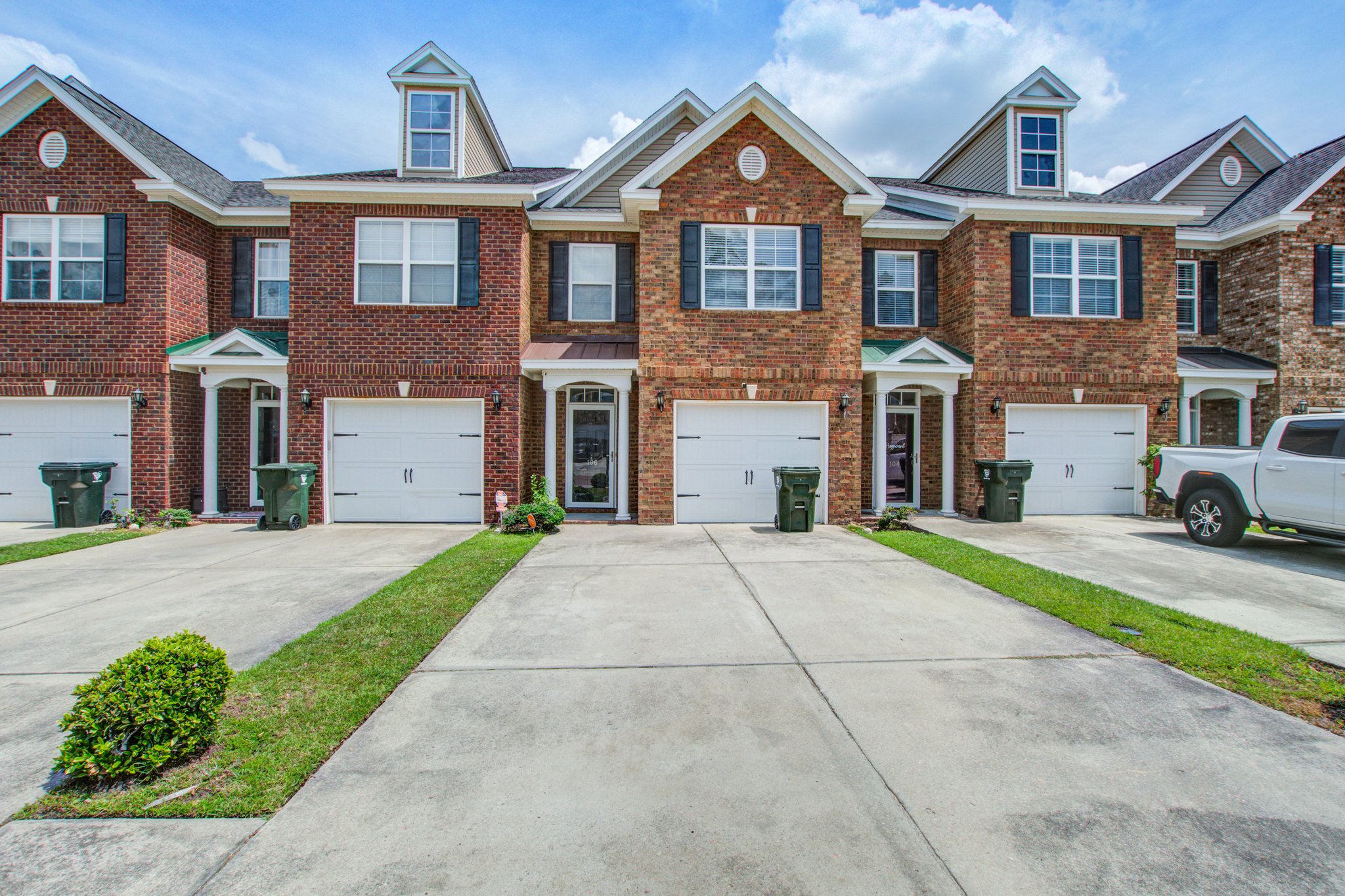 Summerville Townhome: 106 S Lamplighter Lane