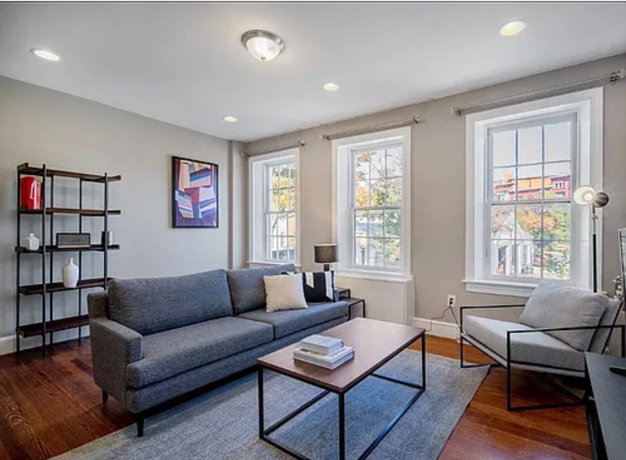 Washington Apartment: 333 C SE Unit 1