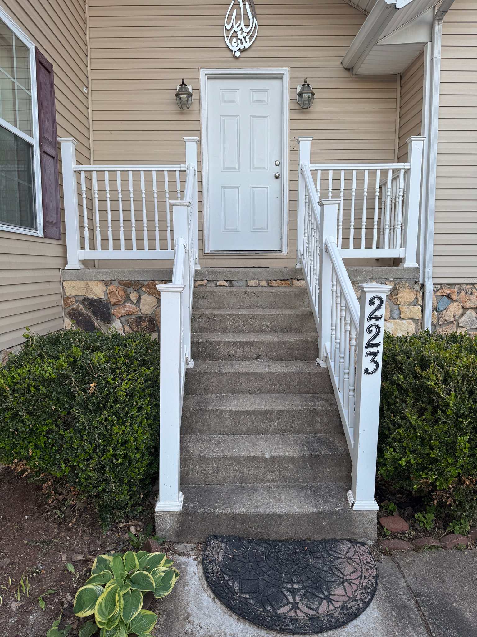 Huntington House: 223 N Queens Ct