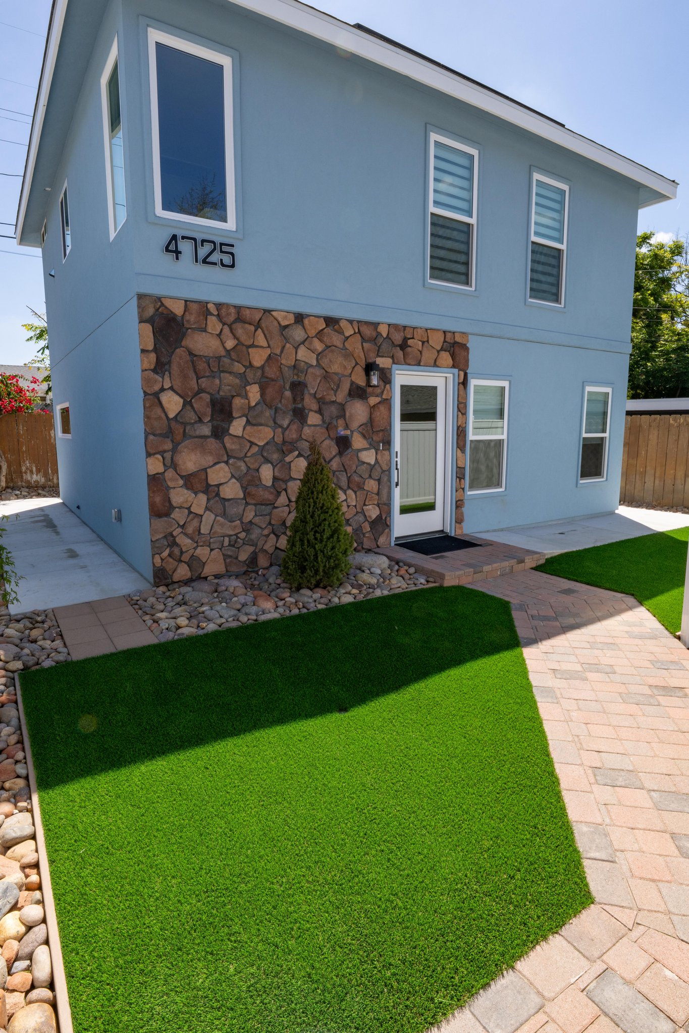 San Diego House: 4725 Rolando Blvd