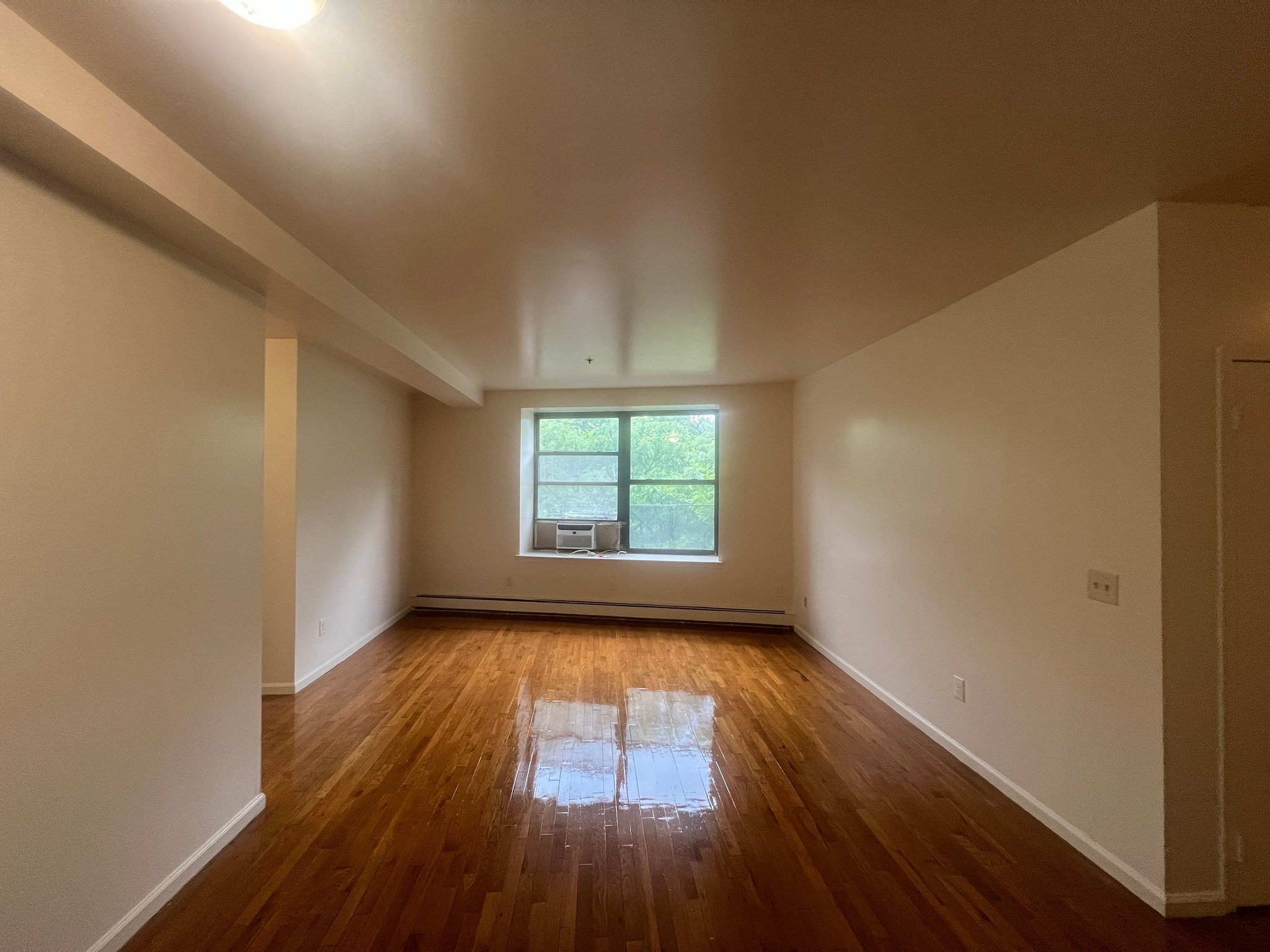 Newark Apartment: 1 MAPES AVE