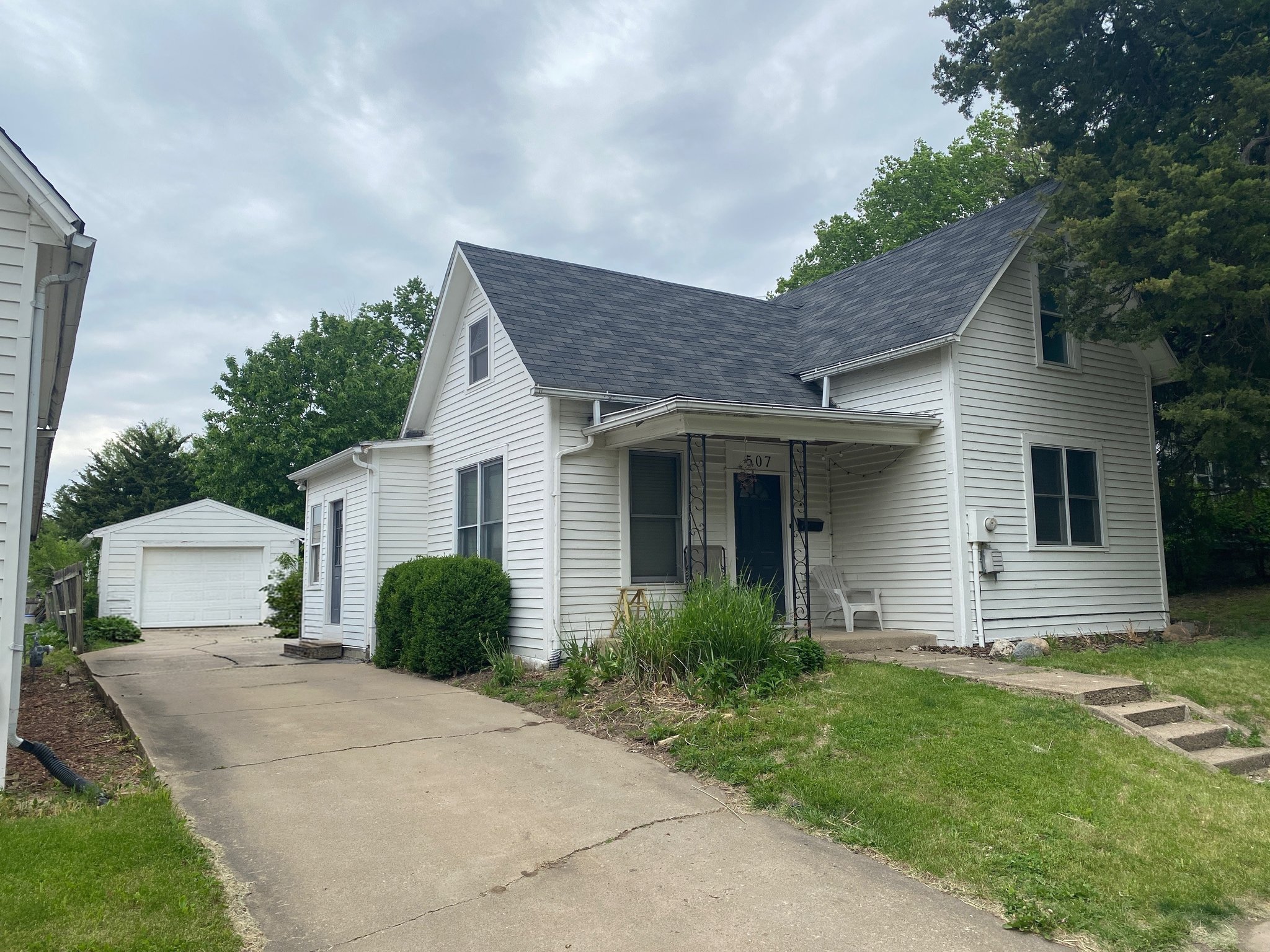 Pella House: 507 E 1st St