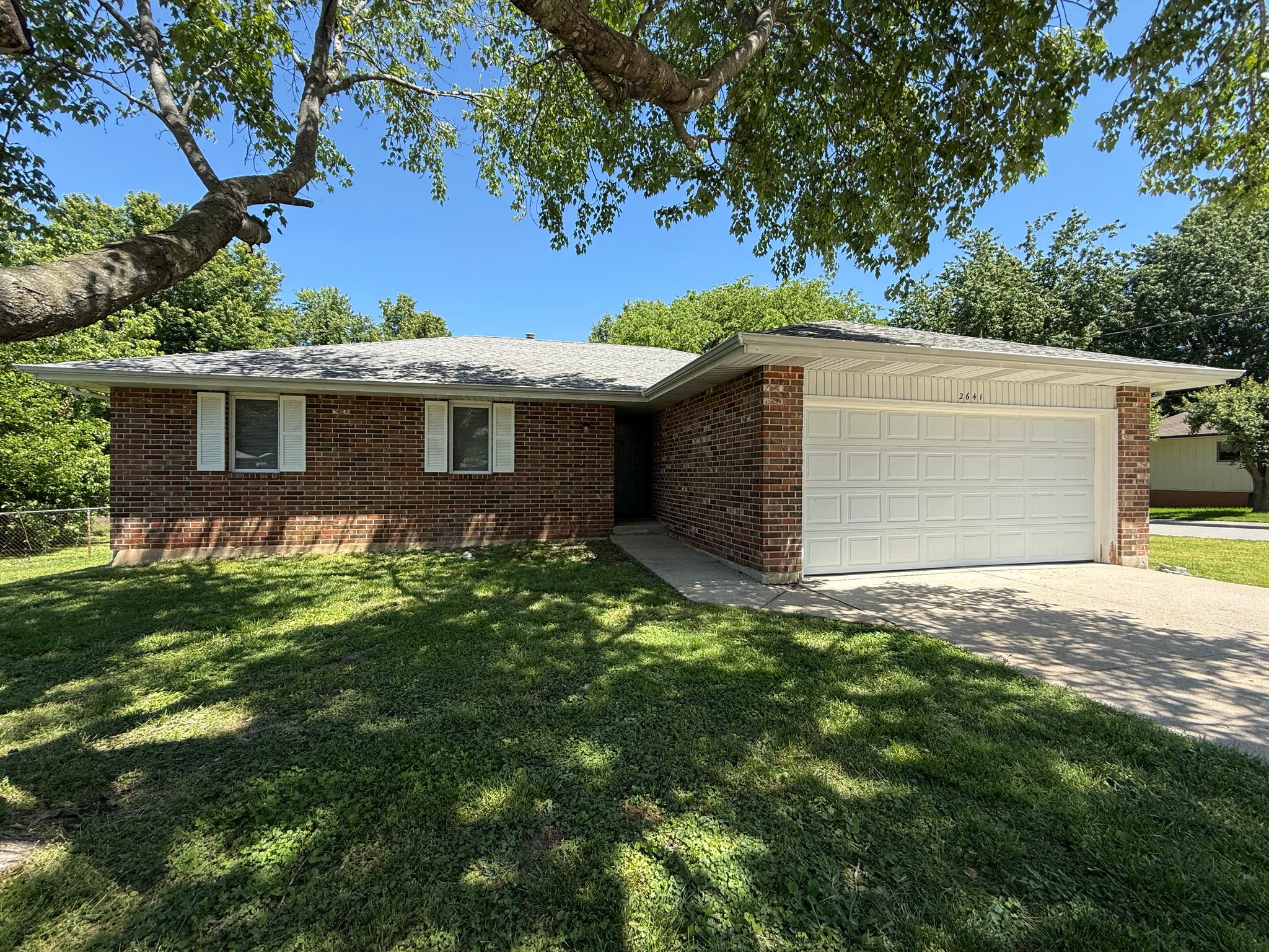 Springfield House: 2641 E Verona St