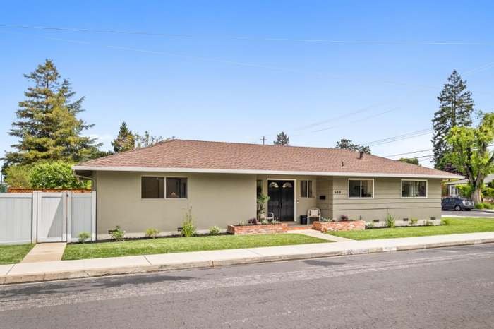 San Carlos House: 689 Bayport Ave