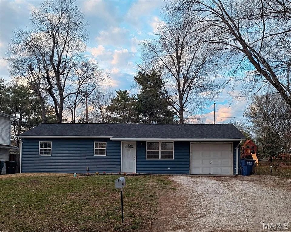 Wentzville House: 17 Warsen Ave