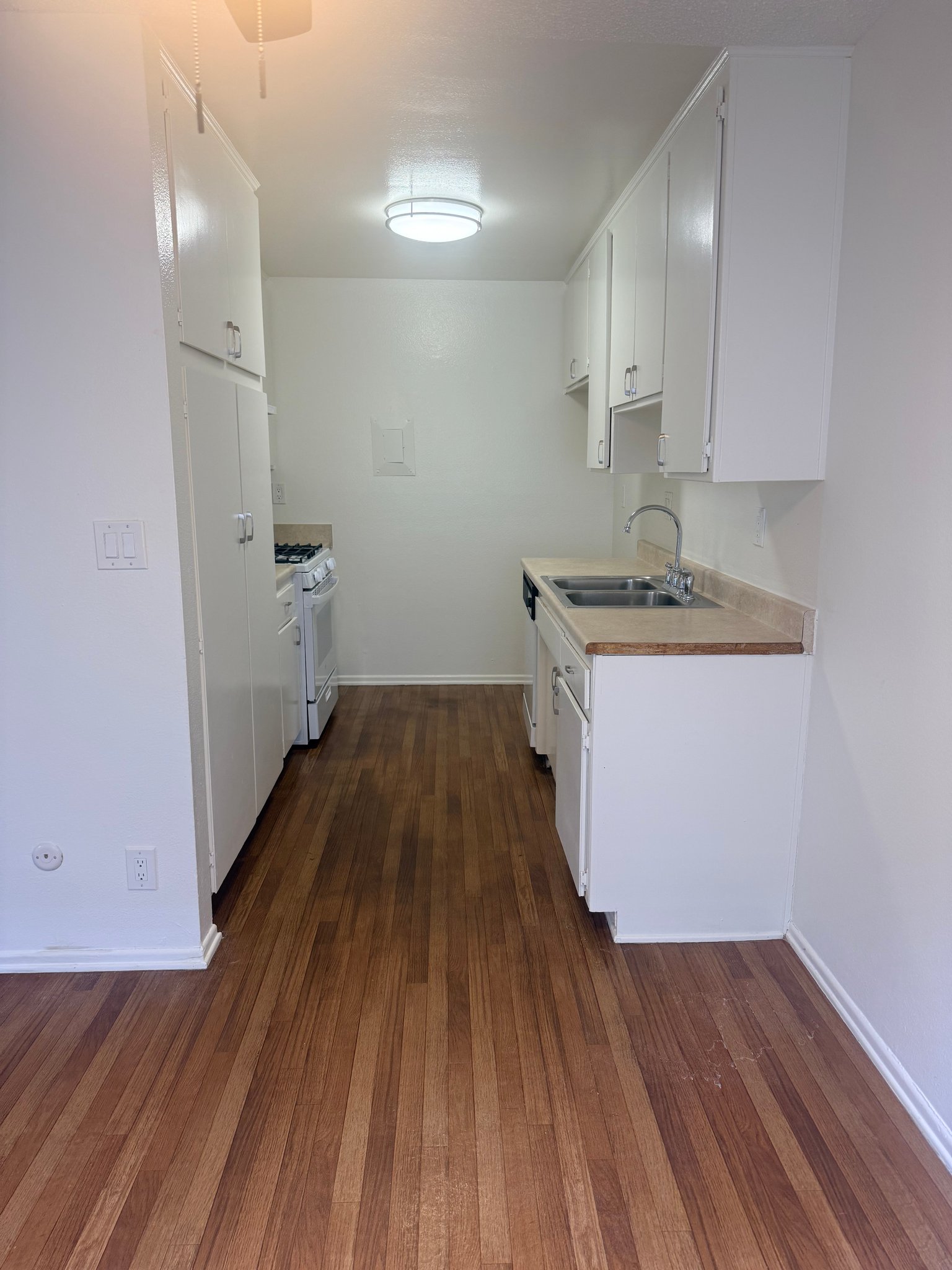 Van Nuys Apartment: 15128 Sherman Way