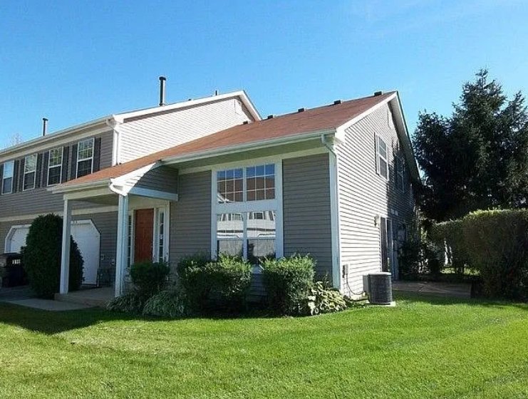 Streamwood Townhome: 314 Wisteria Drive