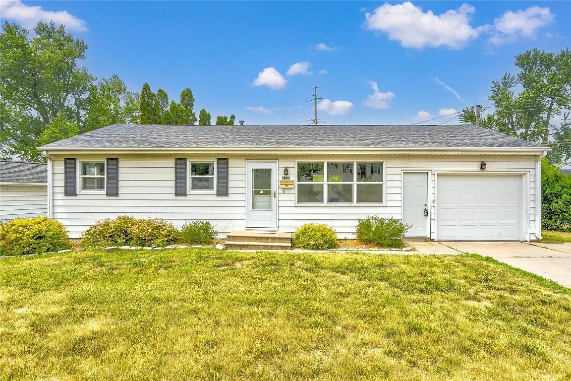 Cedar Rapids House: 2110 F Ave NE
