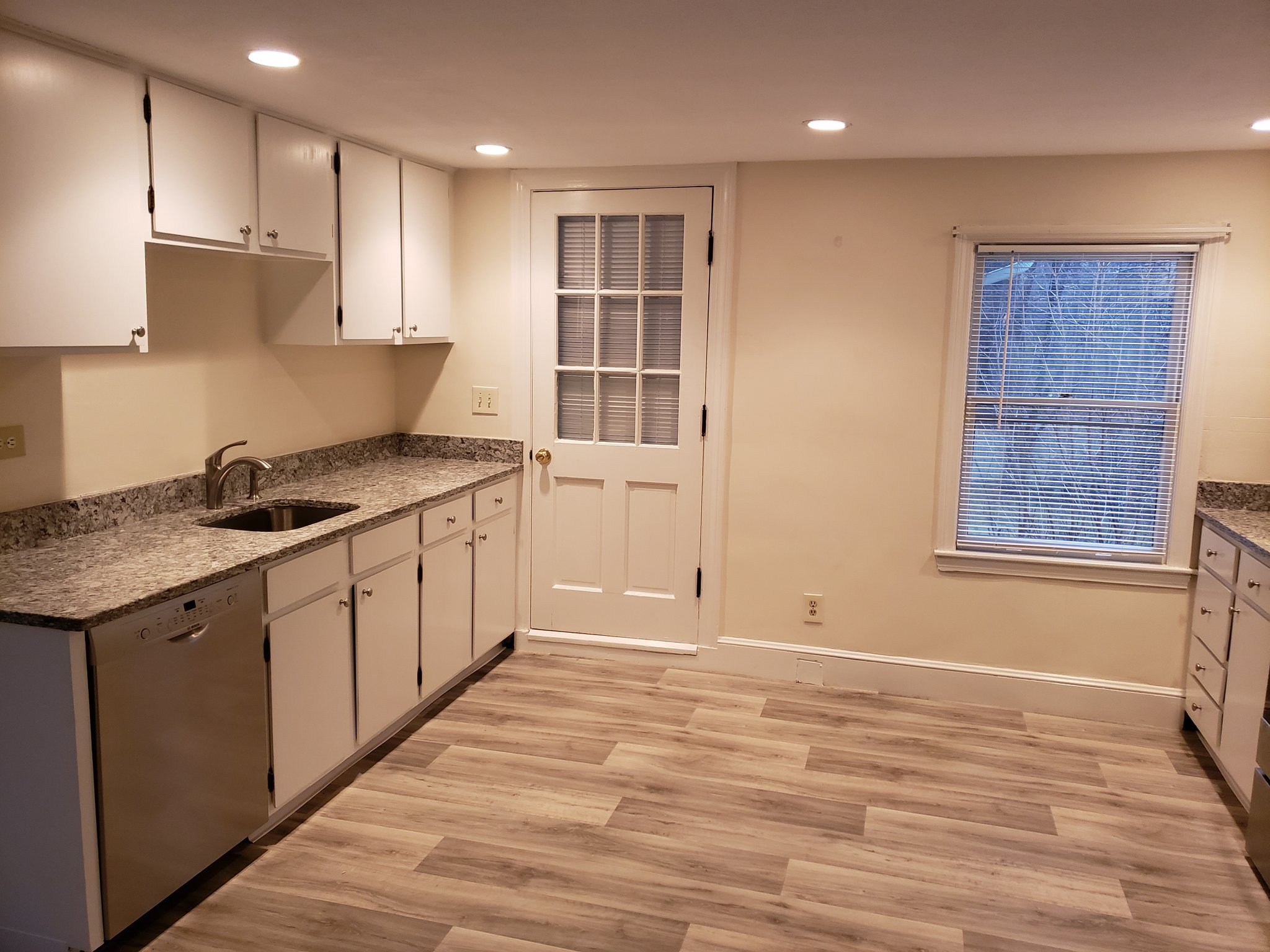 Salem Apartment: 34 Pond St
