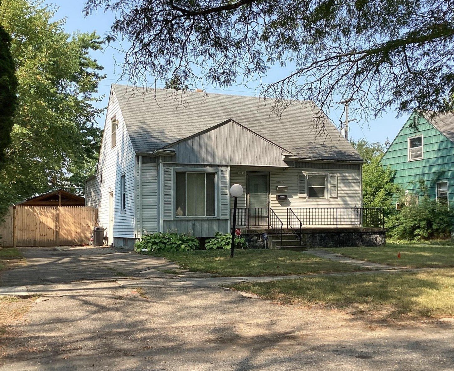 Flint House: 5813 Edwards Ave