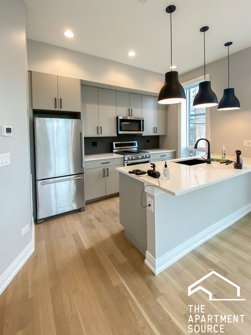Chicago Apartment: 1050 West Cornelia Ave