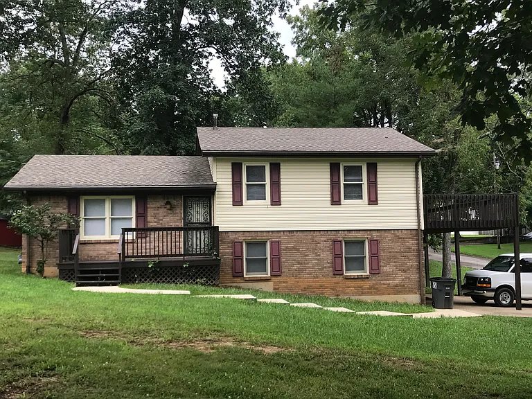 Brandenburg House: 693 Lakeshore Pkwy